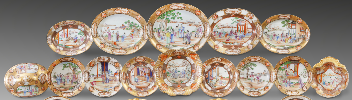 圖為清乾隆廣彩“洛克菲勒”餐具細(xì)節(jié)圖，美國(guó)洛克菲勒家族曾大量購(gòu)藏該類廣彩瓷，因此收藏界將此種紋飾風(fēng)格的廣彩瓷稱之為洛克菲勒瓷。（來源：廣州十三行博物館）