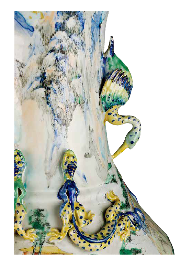 圖為清同治廣彩風(fēng)景人物紋雙鶴耳鑲銅配件大瓶細(xì)節(jié)圖，頸部?jī)蓚?cè)各置一鶴耳，肩處對(duì)稱置兩對(duì)蟠螭，瓶身彩繪通景山水風(fēng)景人物圖，瓶口處繪高山白云，肩部繪山川樓閣，腹部繪亭臺(tái)人物松石圖。（來源：廣州十三行博物館）