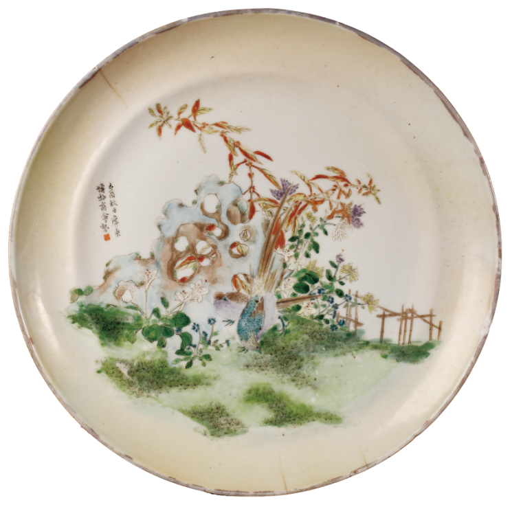 “外銷瓷”是指我國生產(chǎn)的，專門銷往國外的瓷器，清代“一口通商”時期，中國瓷器遠銷歐美，對歐美人民生活影響深遠。這一時期輸出的瓷器種類眾多，有粉彩、廣彩、青花、五彩等，器物造型及紋飾圖案既保留了中國制瓷藝術(shù)的傳統(tǒng)特征，又汲取了歐美的藝術(shù)精華，從而燒制出了大量精美的瓷器。圖為1909年廣彩“廣東博物商會”石景紋碟。（來源：廣州十三行博物館）