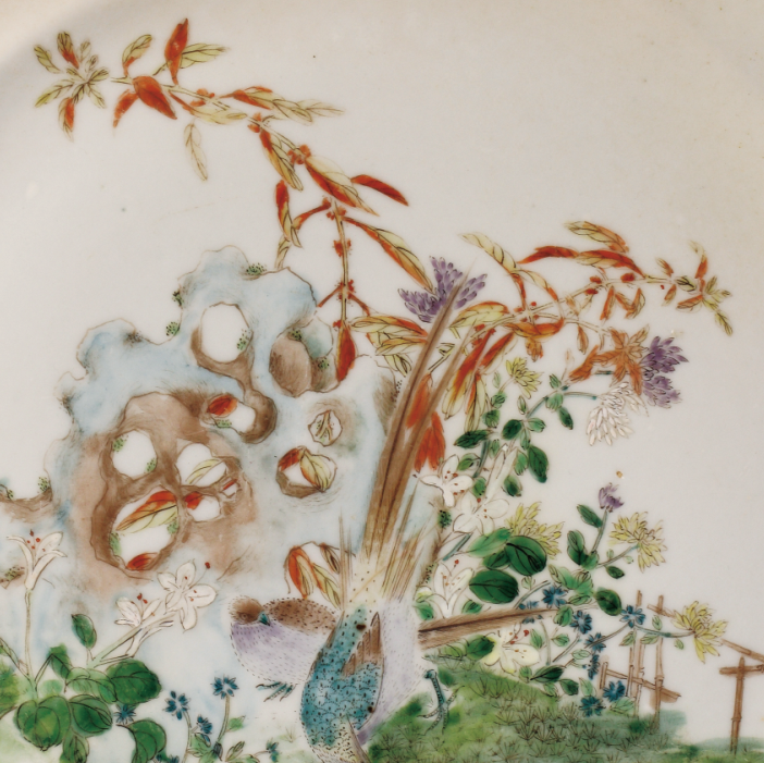 圖為1909年廣彩“廣東博物商會”石景紋碟細節(jié)圖，此碟將傳統(tǒng)國畫藝術(shù)與廣彩瓷技藝結(jié)合在一起，來表現(xiàn)優(yōu)美的石景風(fēng)光，畫面清新簡潔。廣東博物商會由高劍父、陳樹人等人于1908 年在廣州市珠江南保安社八號以股份形式創(chuàng)辦，高劍父擔(dān)任會長。畫師們以墨彩、綠彩、黃彩、大紅為主，運用嶺南畫派繪畫技法，區(qū)別于傳統(tǒng)廣州彩瓷。（來源：廣州十三行博物館）