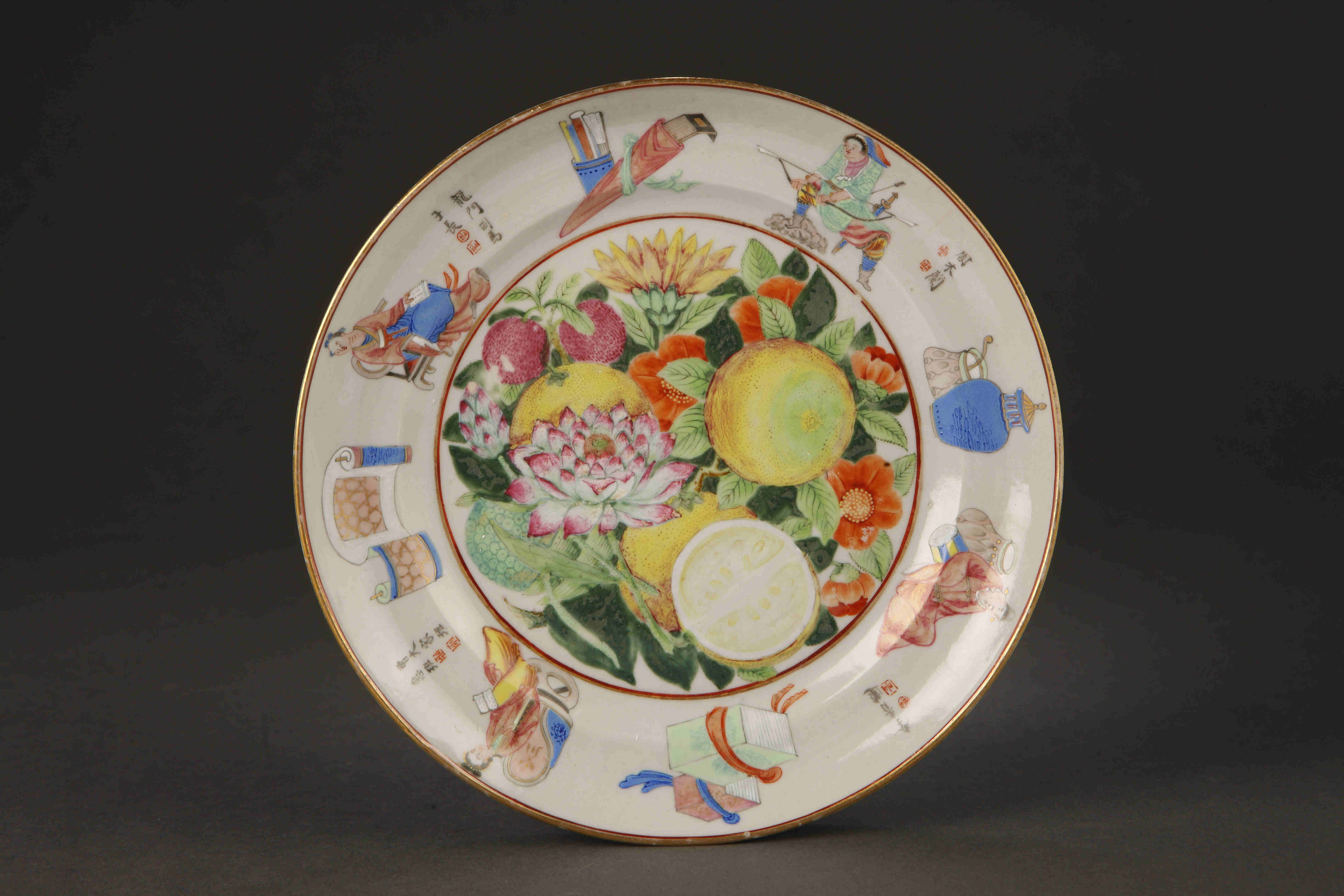 “外銷瓷”是指我國生產(chǎn)的，專門銷往國外的瓷器，清代“一口通商”時(shí)期，中國瓷器遠(yuǎn)銷歐美，對(duì)歐美人民生活影響深遠(yuǎn)。這一時(shí)期輸出的瓷器種類眾多，有粉彩、廣彩、青花、五彩等，器物造型及紋飾圖案既保留了中國制瓷藝術(shù)的傳統(tǒng)特征，又汲取了歐美的藝術(shù)精華，從而燒制出了大量精美的瓷器。圖為清道光廣彩描金《無雙譜》花果紋碟。（來源：廣州十三行博物館）