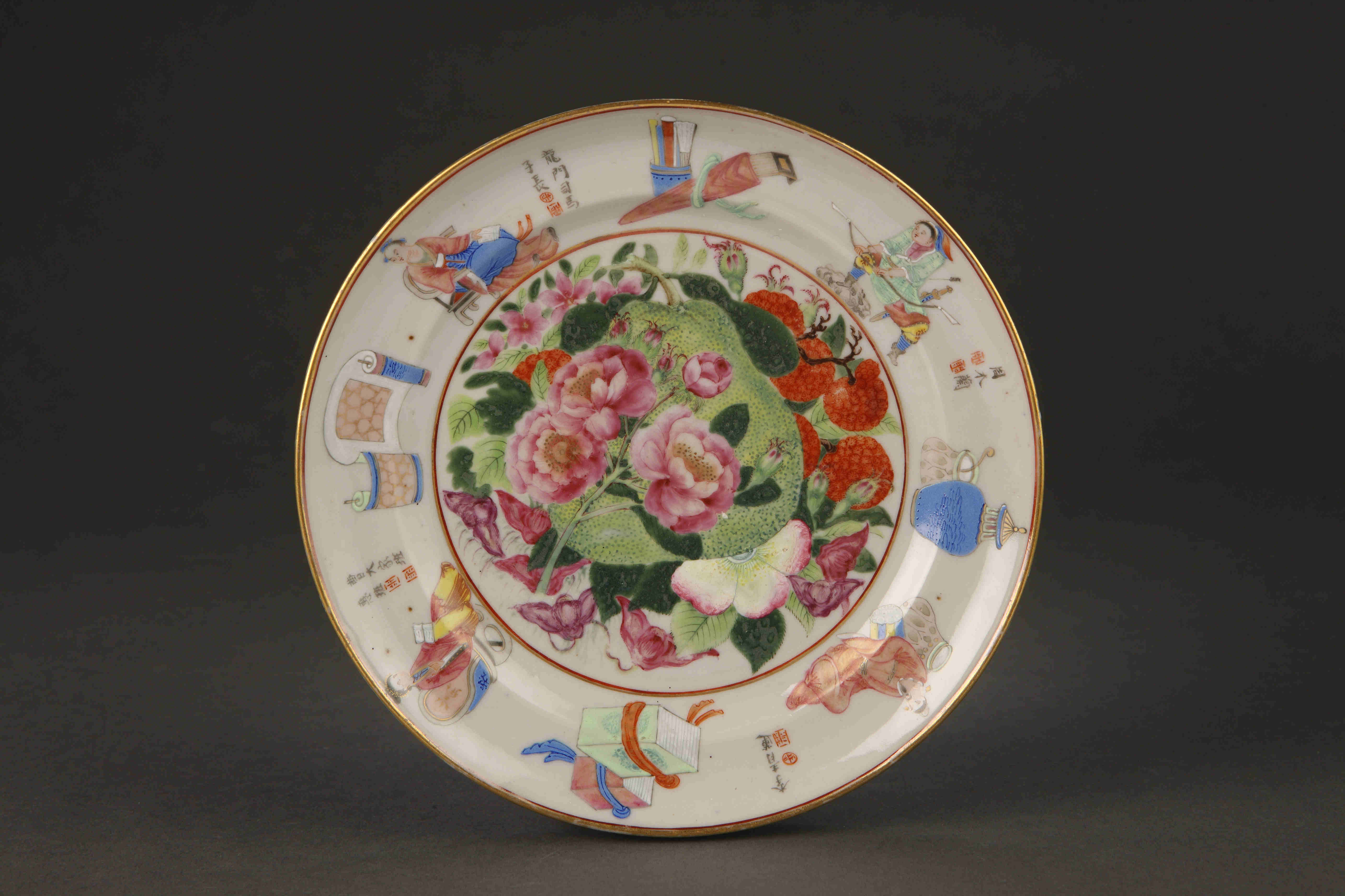圖為清道光廣彩描金《無雙譜》花果紋碟。（來源：廣州十三行博物館）