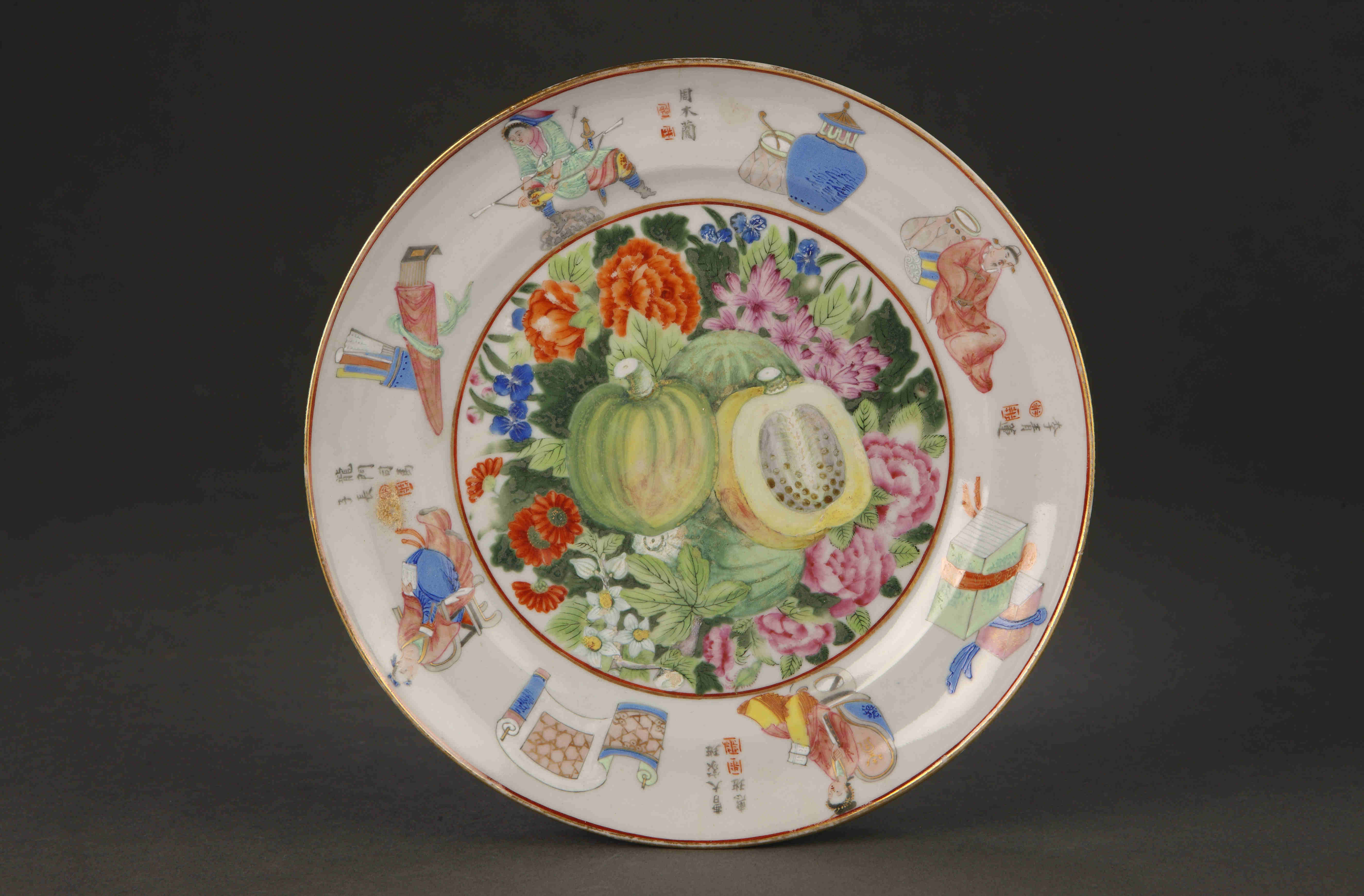 圖為清道光廣彩描金《無雙譜》花果紋碟。（來源：廣州十三行博物館）
