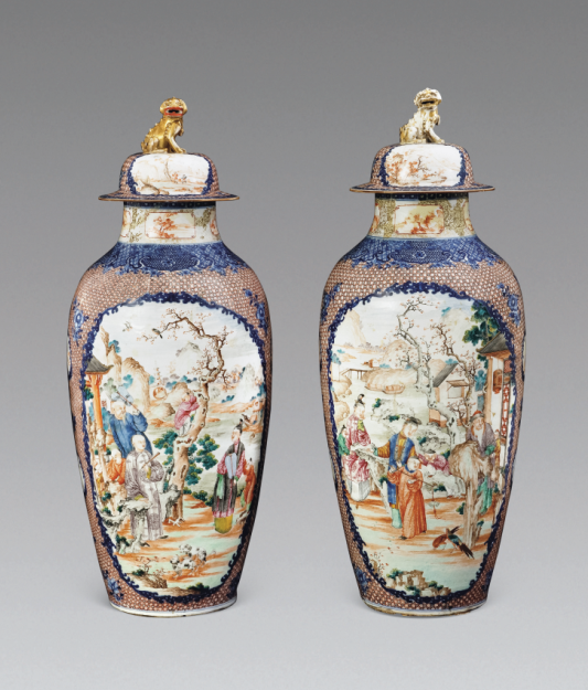 “外銷瓷”是指我國生產(chǎn)的，專門銷往國外的瓷器，清代“一口通商”時期，中國瓷器遠銷歐美，對歐美人民生活影響深遠。這一時期輸出的瓷器種類眾多，有粉彩、廣彩、青花、五彩等，器物造型及紋飾圖案既保留了中國制瓷藝術的傳統(tǒng)特征，又汲取了歐美的藝術精華，從而燒制出了大量精美的瓷器。圖為清中期廣彩青花錦地描金庭院人物紋獅鈕蓋瓶。（來源：廣州十三行博物館）