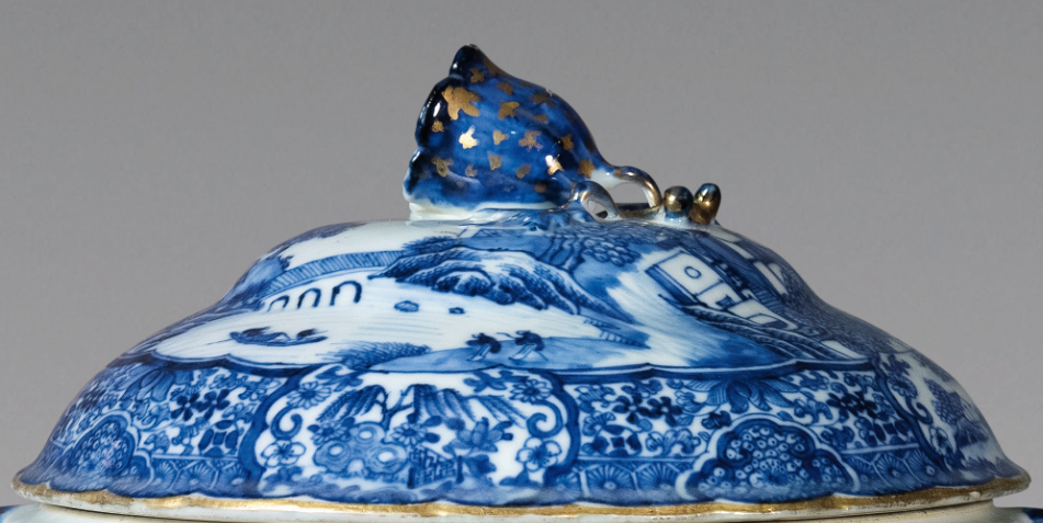 圖為清中期青花庭院山水紋花鈕蓋盅細(xì)節(jié)圖，盅蓋面繪亭臺(tái)樓閣花卉風(fēng)景紋。（來(lái)源：廣州十三行博物館）