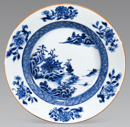 圖為清代青花山水樓閣紋碟，腹部飾青花錦地紋。碟心繪山水圖，畫中蒼松古木掩映亭臺(tái)樓閣，遠(yuǎn)處寶塔矗立，綠植環(huán)繞，河面一葉孤舟飄過(guò)。（來(lái)源：廣州十三行博物館）