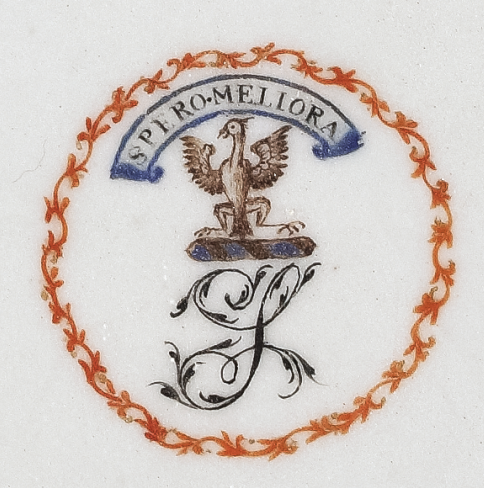 圖為清嘉慶廣彩描金花卉人物紋章溫盤細(xì)節(jié)圖，盤心繪紋章。（來源：廣州十三行博物館）