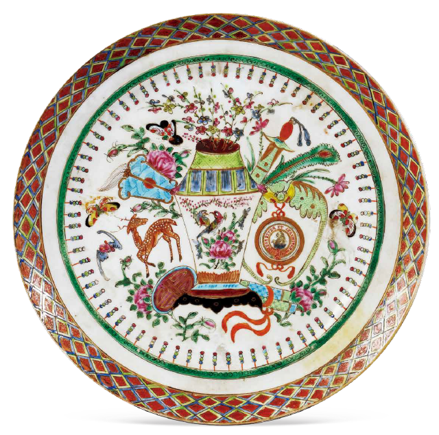 圖為清宣統(tǒng)廣彩博古紋章盤，盤沿飾織錦紋，盤心為博古圖案裝飾，花瓶環(huán)飾蝙蝠、蝴蝶、鹿、壽字、卷軸等吉祥圖案，蝙蝠口銜詹姆斯·凱勒家族紋章。（來源：廣州十三行博物館）